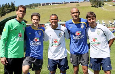 Encontro são-paulino - Leonardo, Hernanes, Roni, Alex Silva e Diogo se encontram na Granja ComaryCBF News