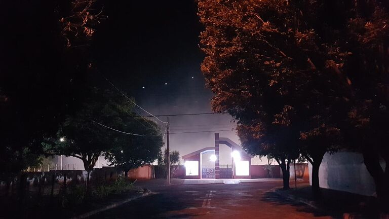 Vídeo: fogo continua queimando no fundo do Estádio Municipal; moradores pedem socorro