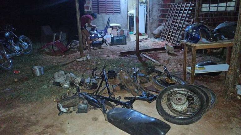 Polícia prende casal em residência que era usada para desmanchar motos