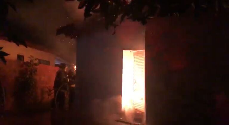 Vídeo: casa pega fogo e incêndio mobiliza bombeiros em Aparecida do Taboado