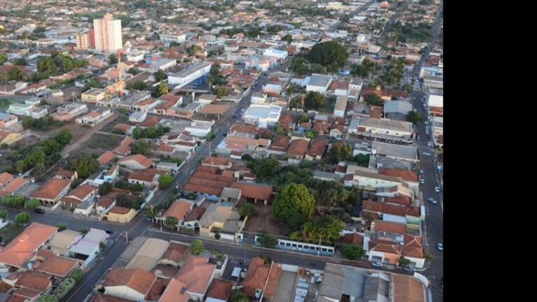 Lei em Paranaíba autoriza convênio para empregar detentos na limpeza de ruas 
