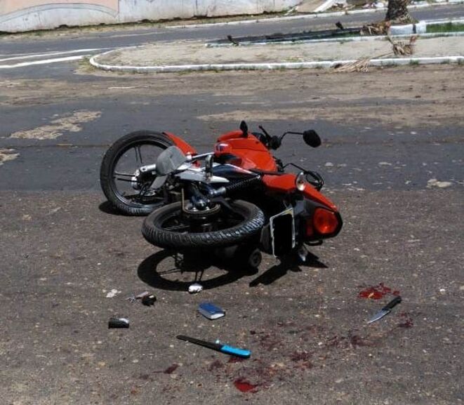 Motociclista bate em veículo e morre