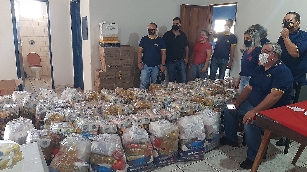 Fotogaleria: Rotary Club de Cassil&acirc;ndia distribuiu mais de 120 cestas neste s&aacute;bado