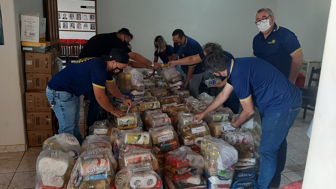 Fotogaleria: Rotary Club de Cassil&acirc;ndia distribuiu mais de 120 cestas neste s&aacute;bado