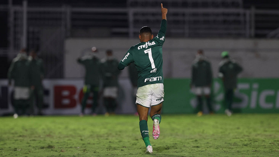 Palmeiras bate Bragantino e avan&ccedil;a &agrave; semi do Paulista