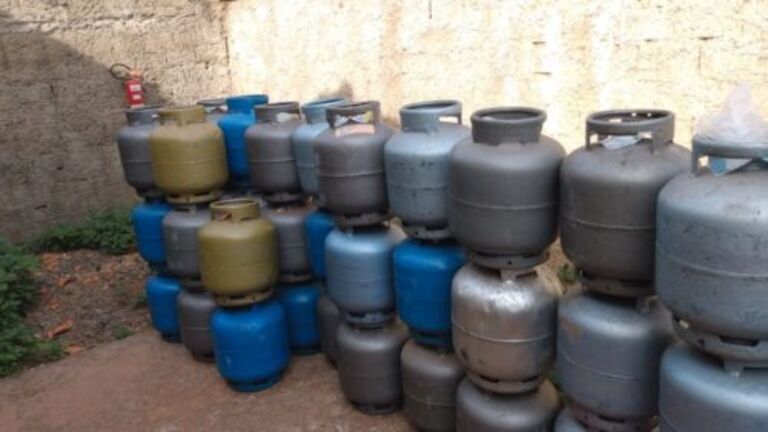 Polícia recolhe mais de 40 botijões de gás de depósito sem autorização
