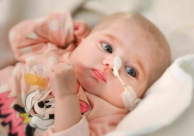 Bebê de 2 meses é salva por transplante de coração inédito no mundo