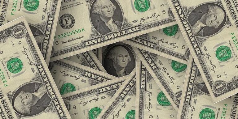 Dólar à vista fecha a R$ 5,0356 e desce à menor cotação em 1 ano