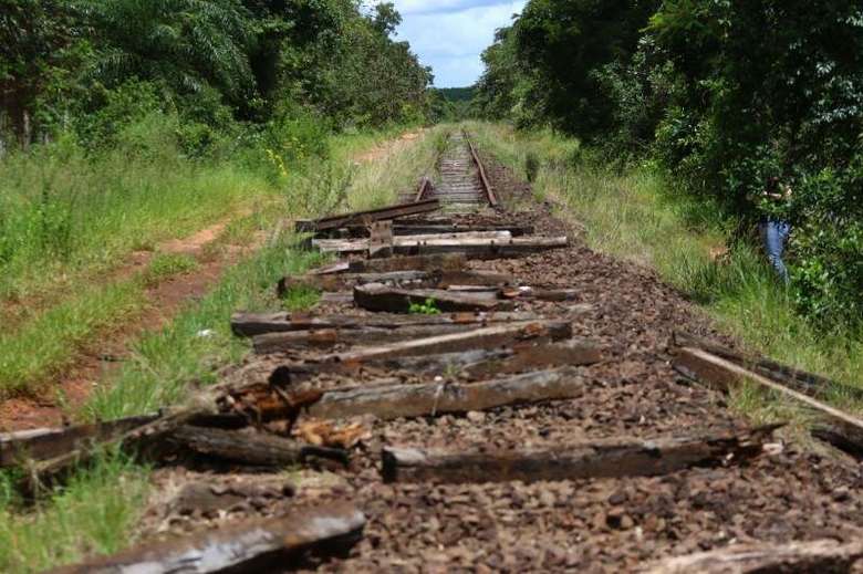 Pol&iacute;cia flagra grupo furtando 6 toneladas de trilhos em ferrovia federal em MS