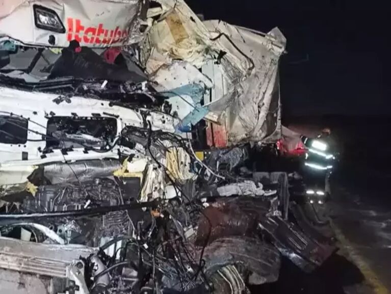 Acidente com três caminhões deixa um morto em rodovia de MS