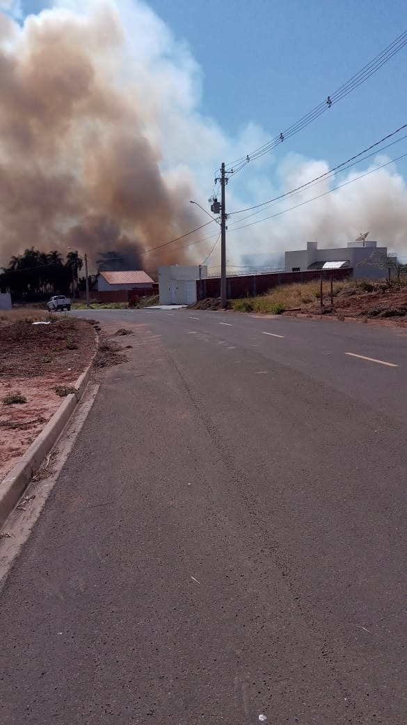 Agora: fogo no Loteamento Mais Parque em Cassil&acirc;ndia