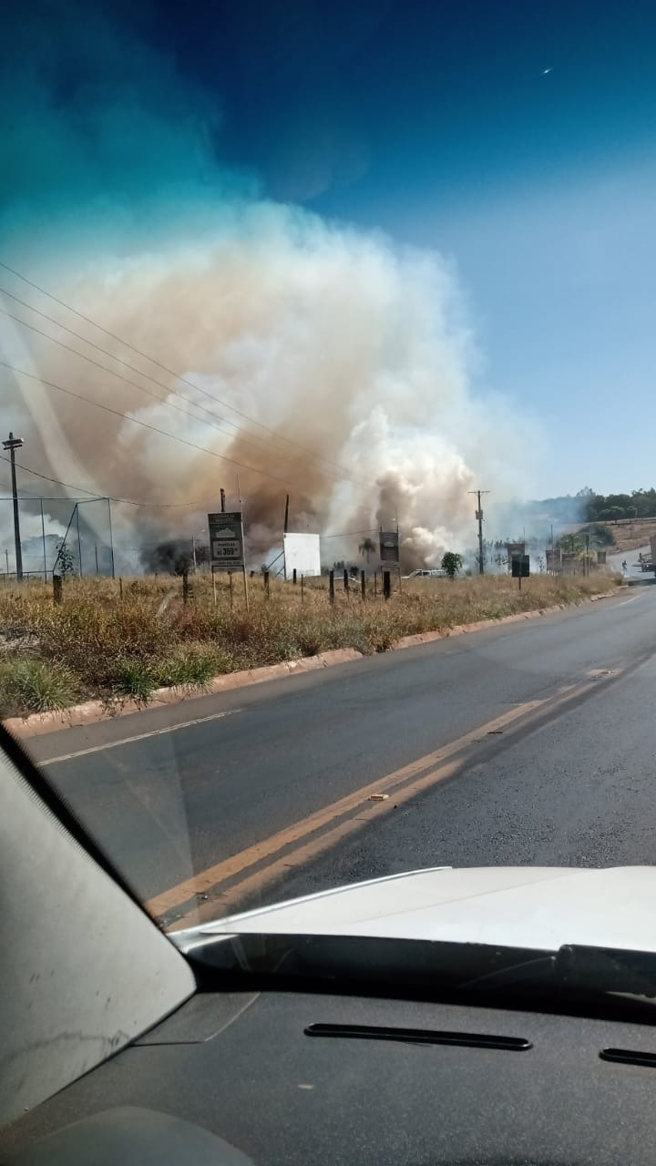 Agora: fogo no Loteamento Mais Parque em Cassil&acirc;ndia