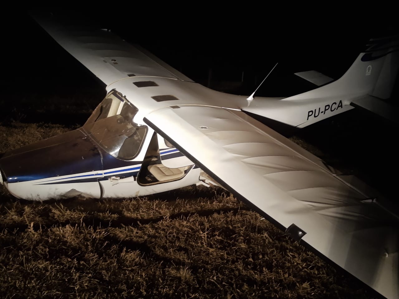 Chegam as primeiras fotos do avi&atilde;o que fez pouso for&ccedil;ado em Cassil&acirc;ndia