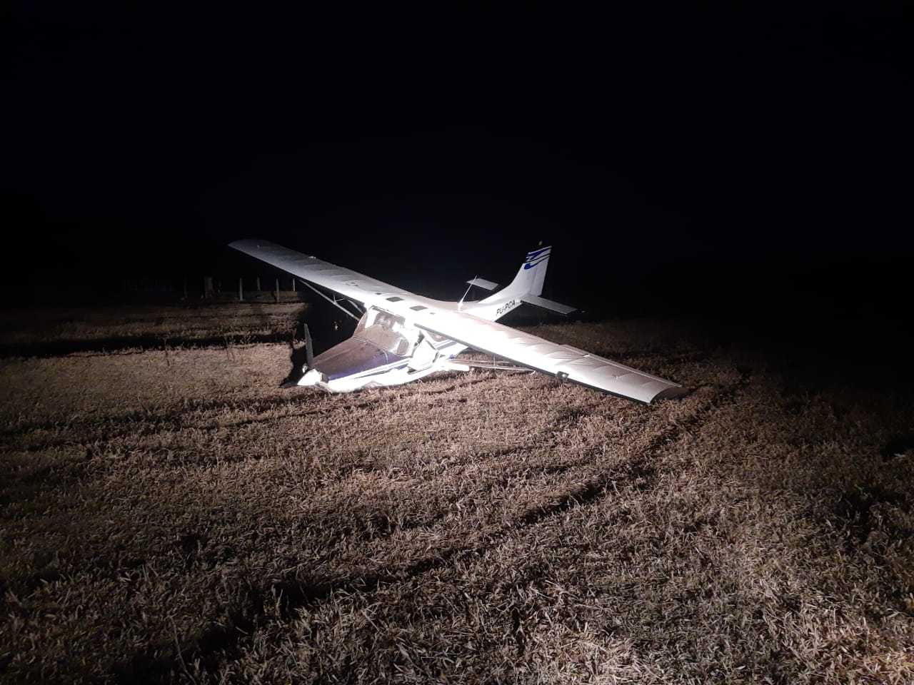 Chegam as primeiras fotos do avi&atilde;o que fez pouso for&ccedil;ado em Cassil&acirc;ndia