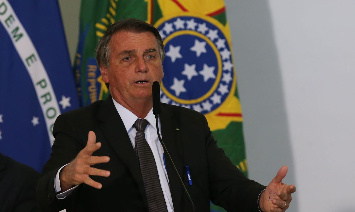 Bolsonaro passa por exames para investigar solu&ccedil;os