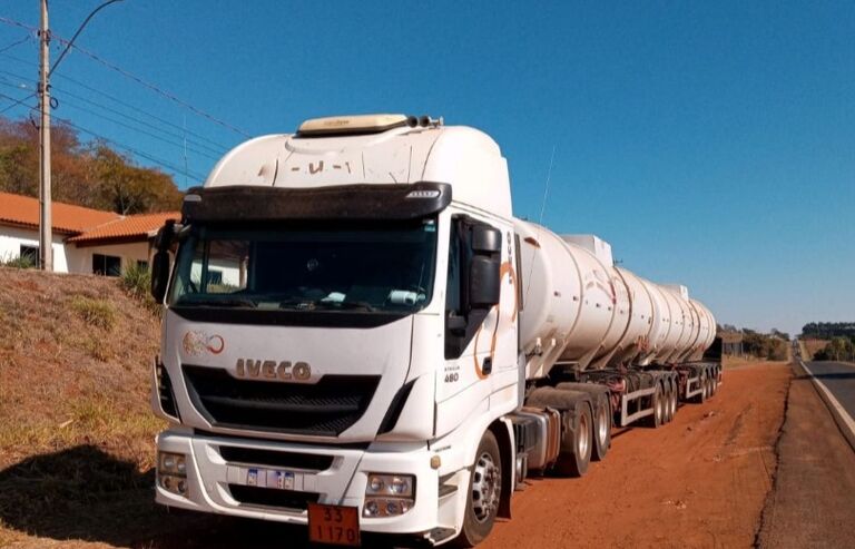 Caminhão com 59 mil litros de combustível irregular é multado pela PMA de Cassilândia