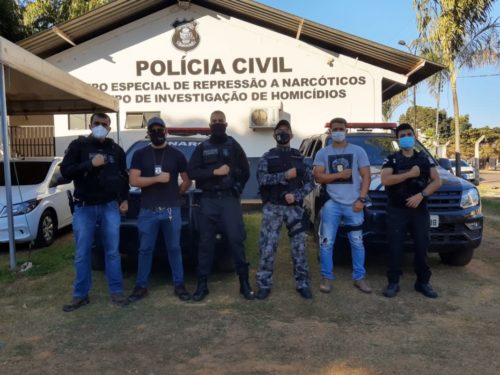 Polícia cumpre mandado de buscas e apreende armas, drogas e dinheiro comercializados em hotel