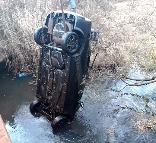 Carro encontrado em rio com ossada humana desafia investiga&ccedil;&atilde;o policial