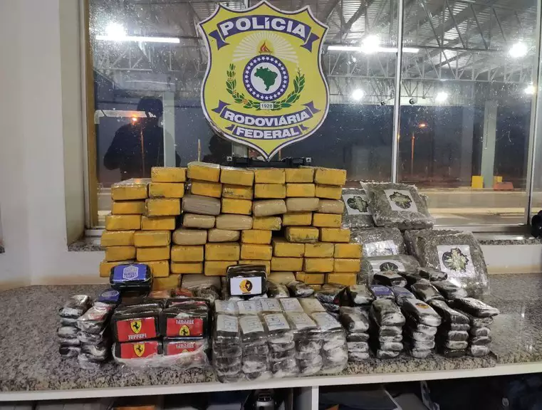 Policiais encontram tabletes de maconha, haxixe e skunk jogados em rodovia  