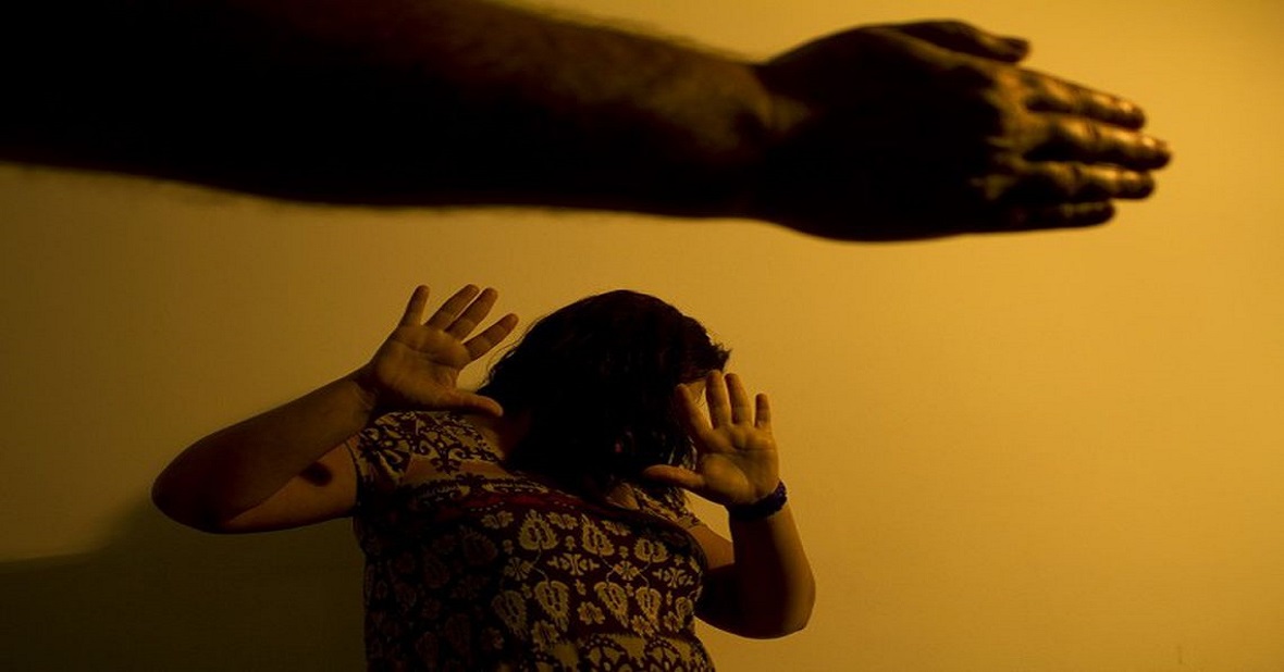 Marido chama esposa pelo nome da cunhada, que se recusa a manter relações sexuais e é espancada