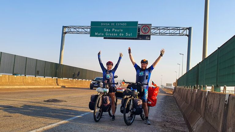 Casal de bicicleta faz expedição sem roteiro pela América do Sul e se aventura em cidades de MS 