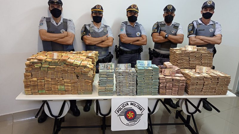 Pol&iacute;cia de SP encontra quase R$ 12 milh&otilde;es em fundo falso de carreta com placas de MS