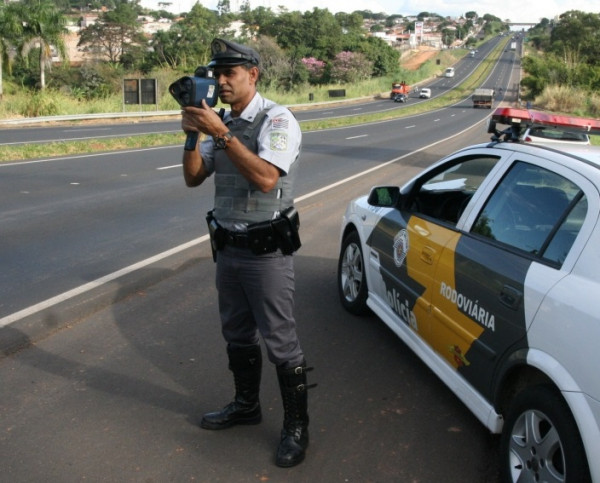 Sem radares fixos na Euclides da Cunha, Polícia Rodoviária aplica o dobro de multas