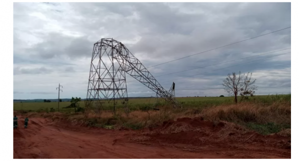 Temporal derruba torres e deixa 13 cidades sem energia no Tri&acirc;ngulo Mineiro