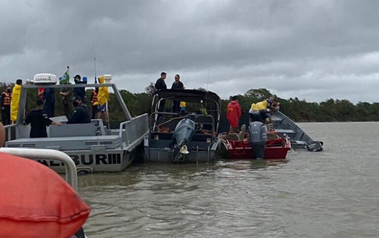Quatorze das 21 pessoas que estavam em barco que naufragou foram resgatadas