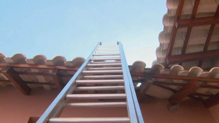 Morador morre ap&oacute;s cair de escada enquanto consertava telhado