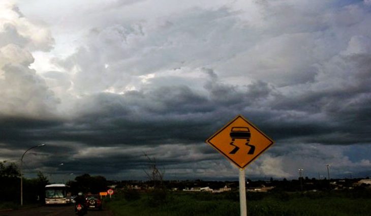 Meteorologia renova alerta de temporal com corte de energia em MS