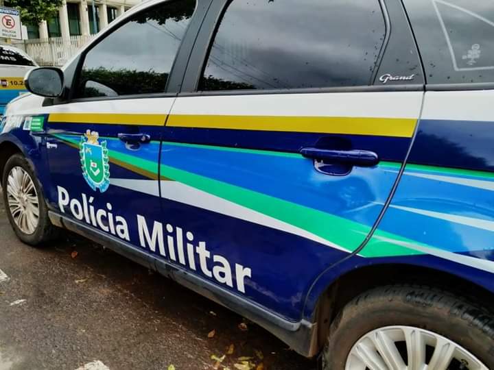 PM prende dois homens por consumirem maconha na frente de col&eacute;gio em Cassil&acirc;ndia