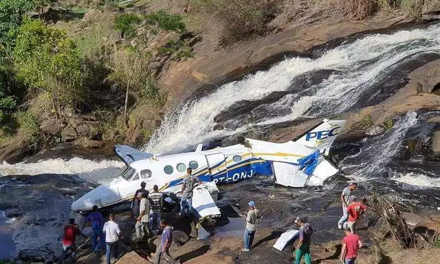 Avi&atilde;o com cantora Mar&iacute;lia Mendon&ccedil;a cai em Minas Gerais