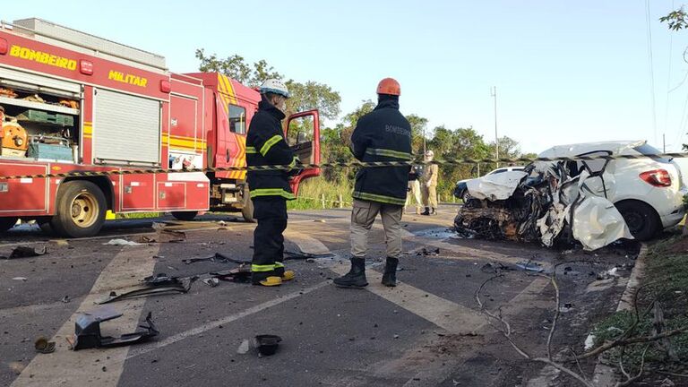 Motorista de Sandero morre após colidir contra caminhão de milho na BR-163 