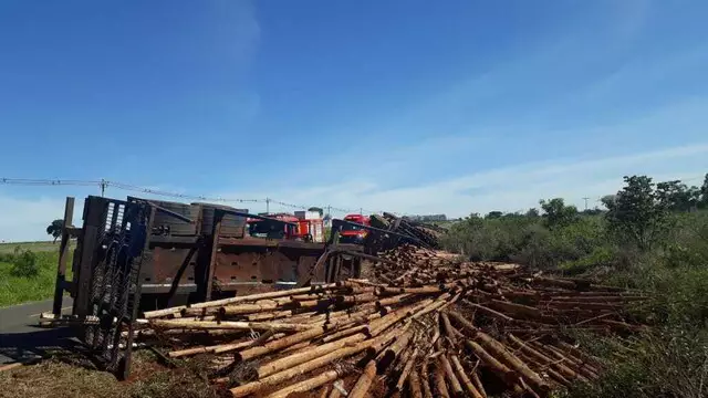 Caminh&atilde;o carregado de madeira tomba e carga se espalhada &agrave;s margens da BR-158