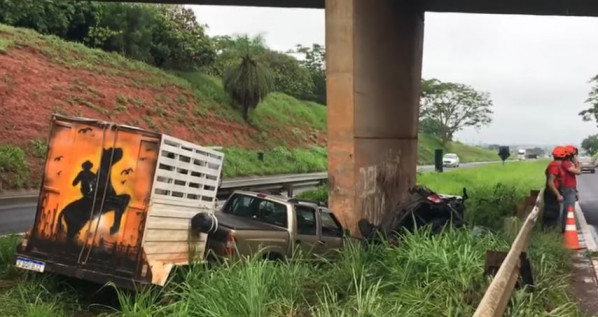 Carro capota e acerta pilar central de pontilh&atilde;o na Euclides da Cunha em Fernand&oacute;polis