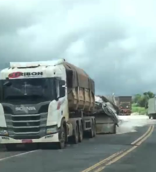 BR 158: mais um acidente nesta sexta-feira; cargas esparramaram na pista