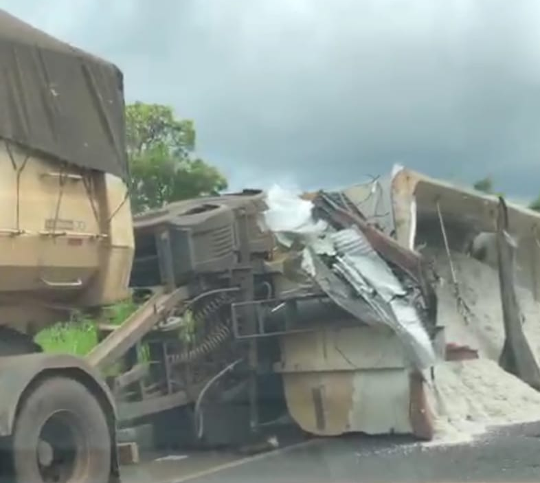 BR 158: mais um acidente nesta sexta-feira; cargas esparramaram na pista