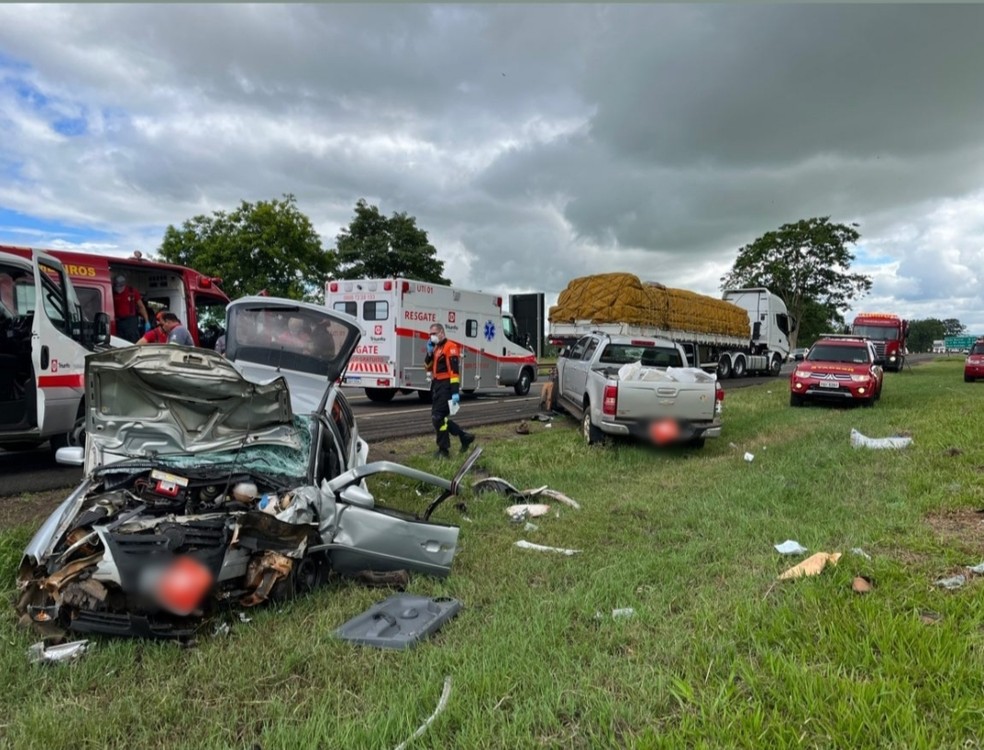 Cinco pessoas ficam feridas em acidente na BR-153