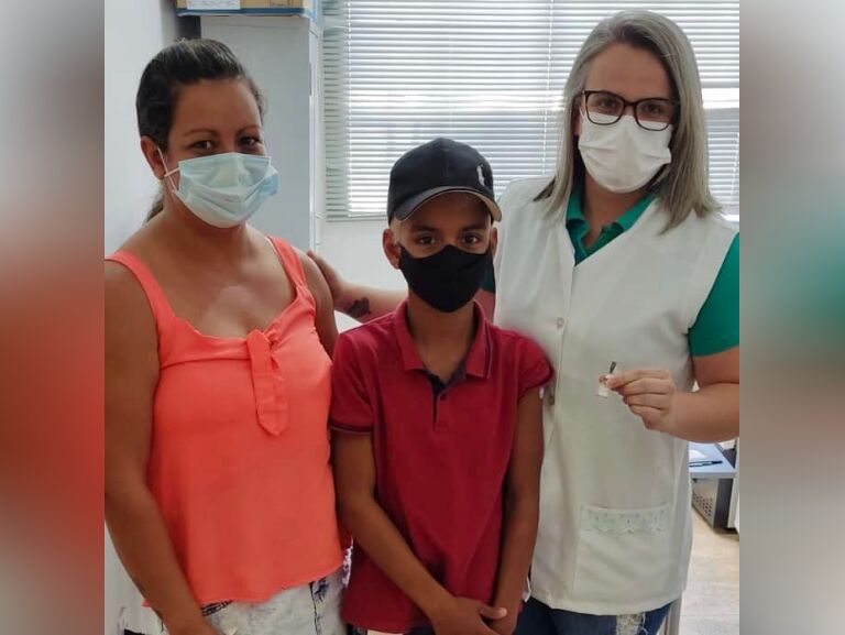 Menino de 11 anos é a primeira criança vacinada contra Covid-19 em Aporé, Goiás