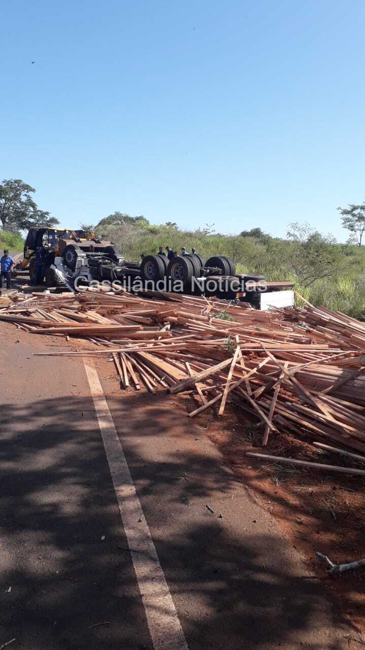 Fotogaleria: acidente com caminh&atilde;o na MS112; motorista est&aacute; vivo mas preso nas ferragens 