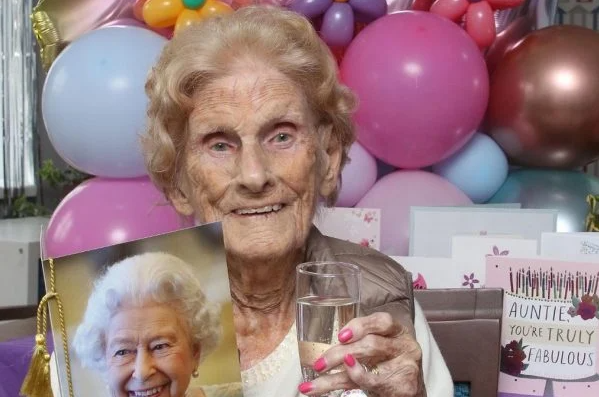 Segredo da longevidade: aos 107 anos, mulher revela drink da juventude