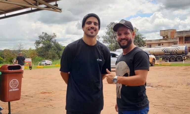 Caio Castro faz visita surpresa em lanchonete de Ribas do Rio Pardo,  come pastel e tira fotos com fãs