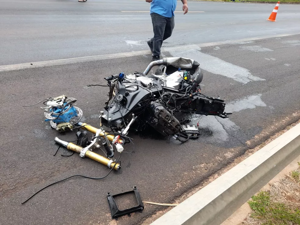 Motociclista morre após bater em carro em rodovia na região