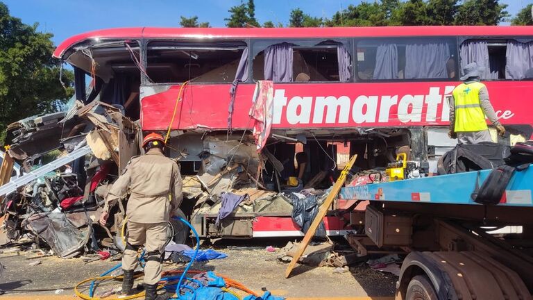 Acidente grave entre ônibus e carreta deixa 11 mortos na BR-163 