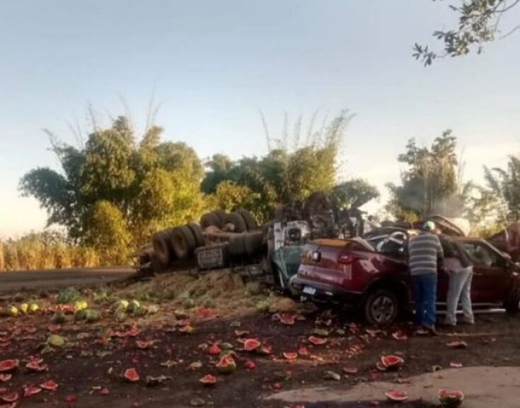 Colisão entre caminhão e caminhonete deixa quatro mortos em Frutal