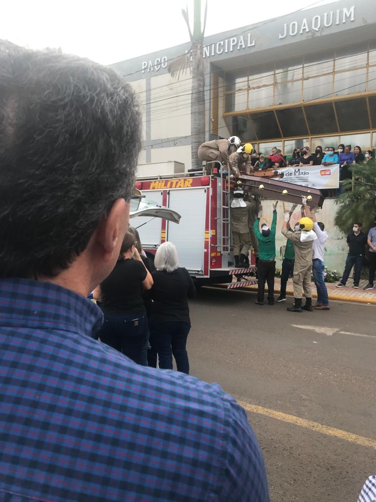 Jair Boni Cogo: a chegada do corpo em frente a Prefeitura de Cassil&acirc;ndia
