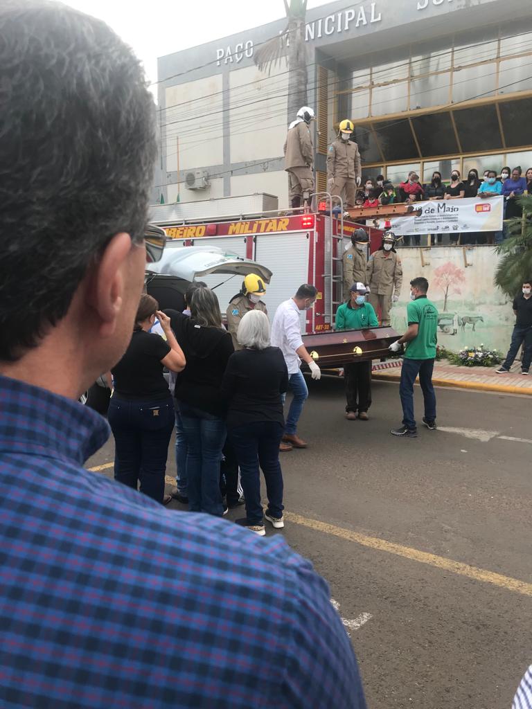 Jair Boni Cogo: a chegada do corpo em frente a Prefeitura de Cassil&acirc;ndia