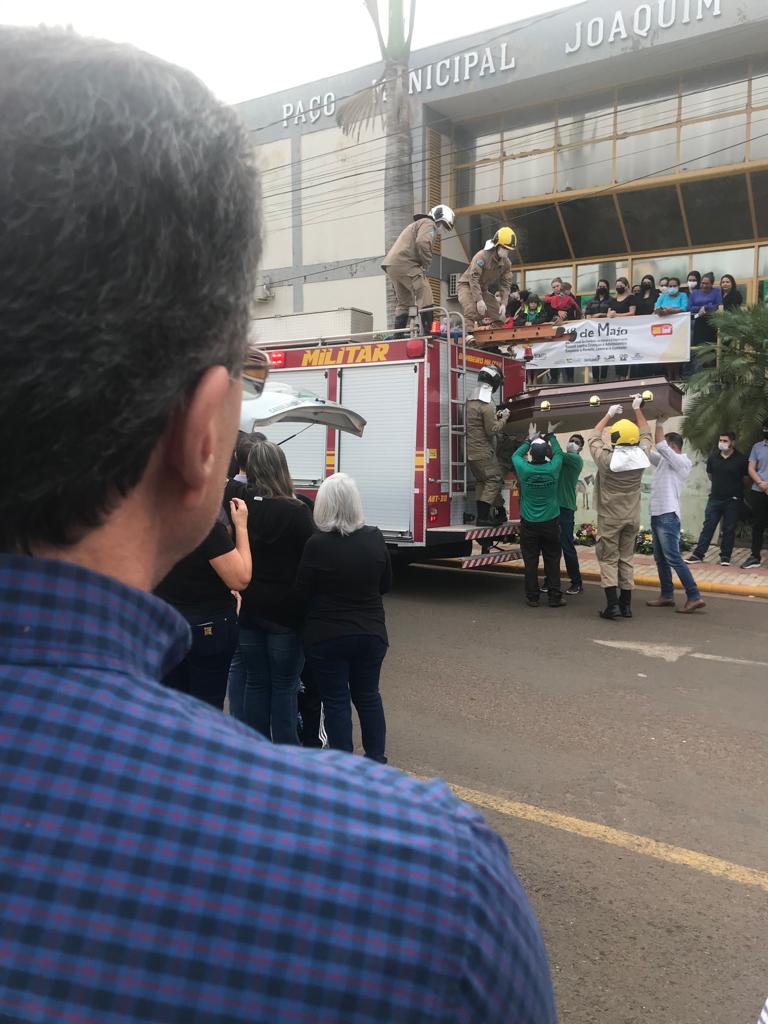 Jair Boni Cogo: a chegada do corpo em frente a Prefeitura de Cassil&acirc;ndia