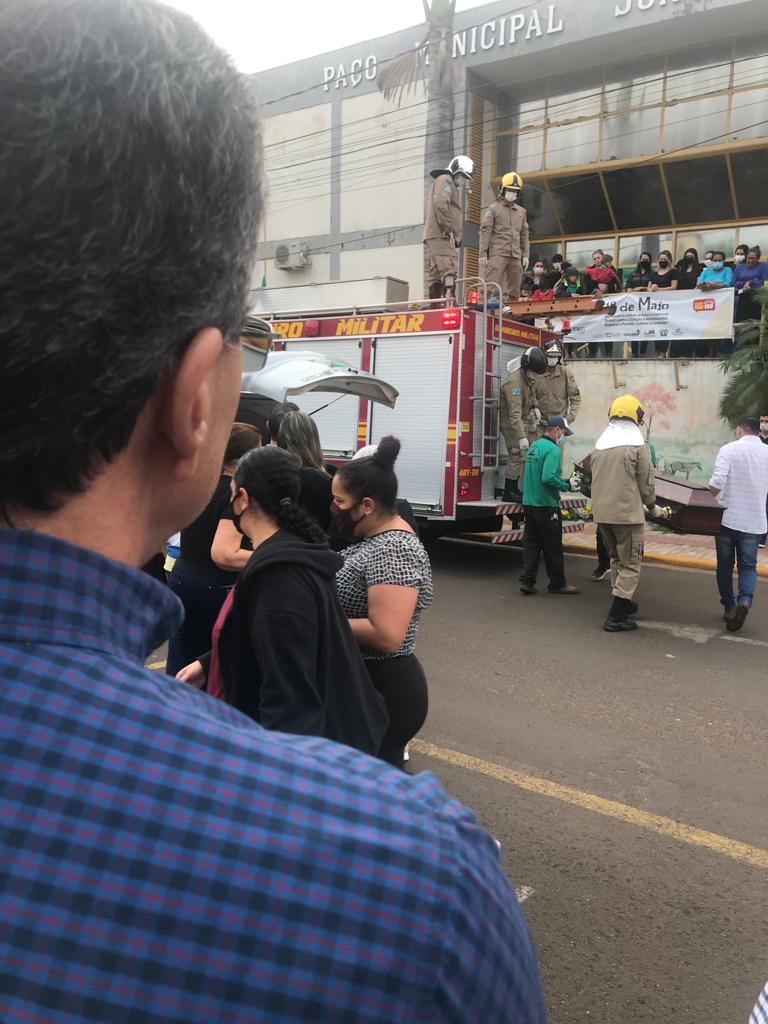 Jair Boni Cogo: a chegada do corpo em frente a Prefeitura de Cassil&acirc;ndia